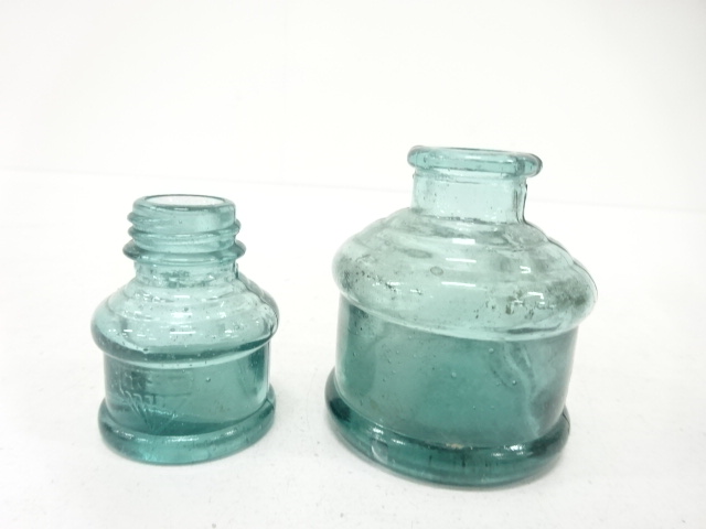  プレスガラス　小瓶　2点